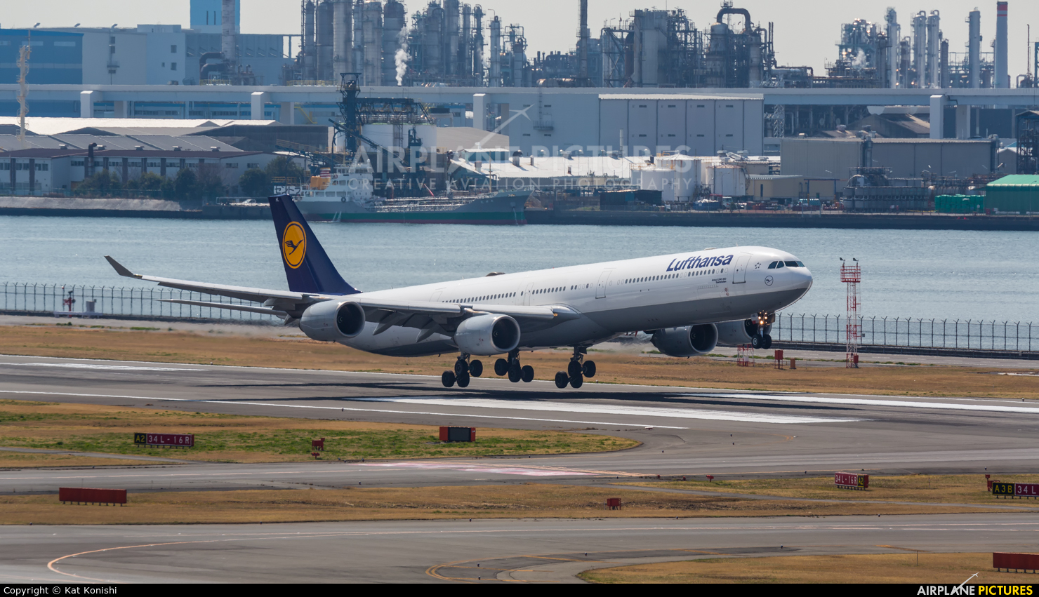 Lufthansa D-AIHL aircraft at Tokyo - Haneda Intl