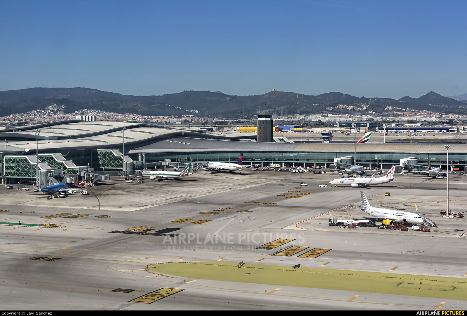 - Airport Overview - aircraft at Barcelona - El Prat