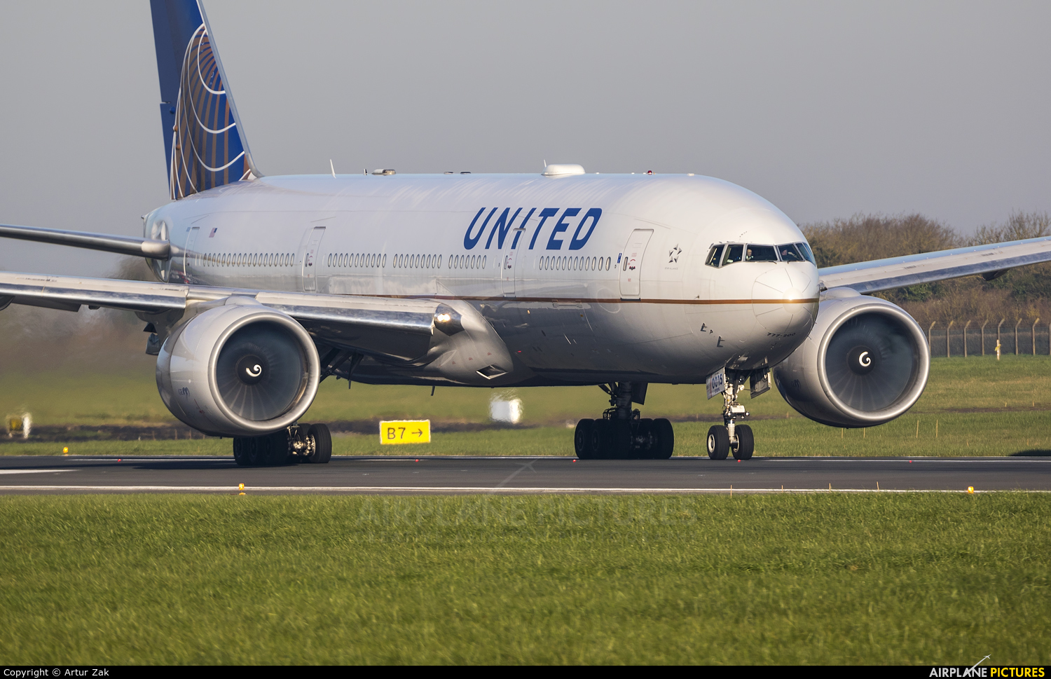 United Airlines N27015 aircraft at Dublin