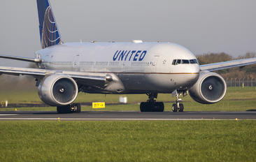 N27015 - United Airlines Boeing 777-200