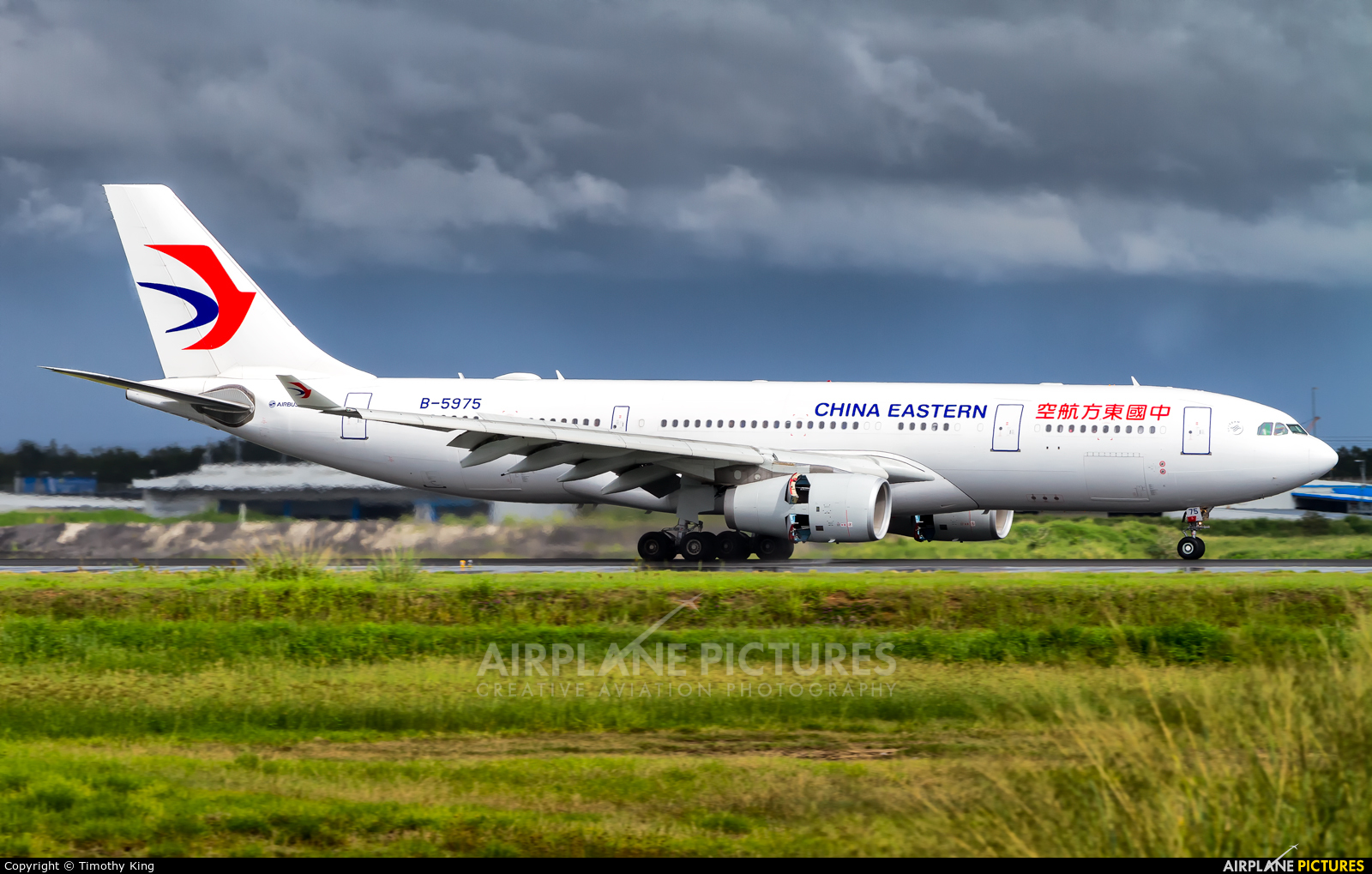 China Eastern Airlines B-5975 aircraft at Brisbane, QLD