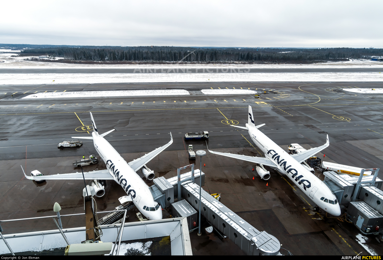 - Airport Overview - aircraft at Helsinki - Vantaa
