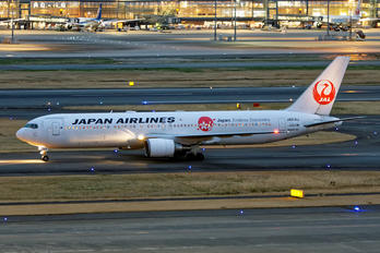 JA614J - JAL - Japan Airlines Boeing 767-300ER