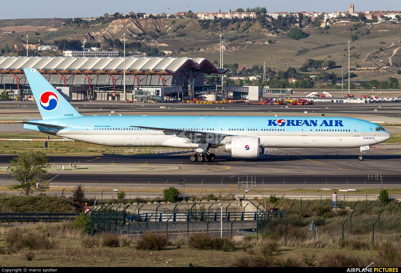 Korean Air HL8208 aircraft at Madrid - Barajas
