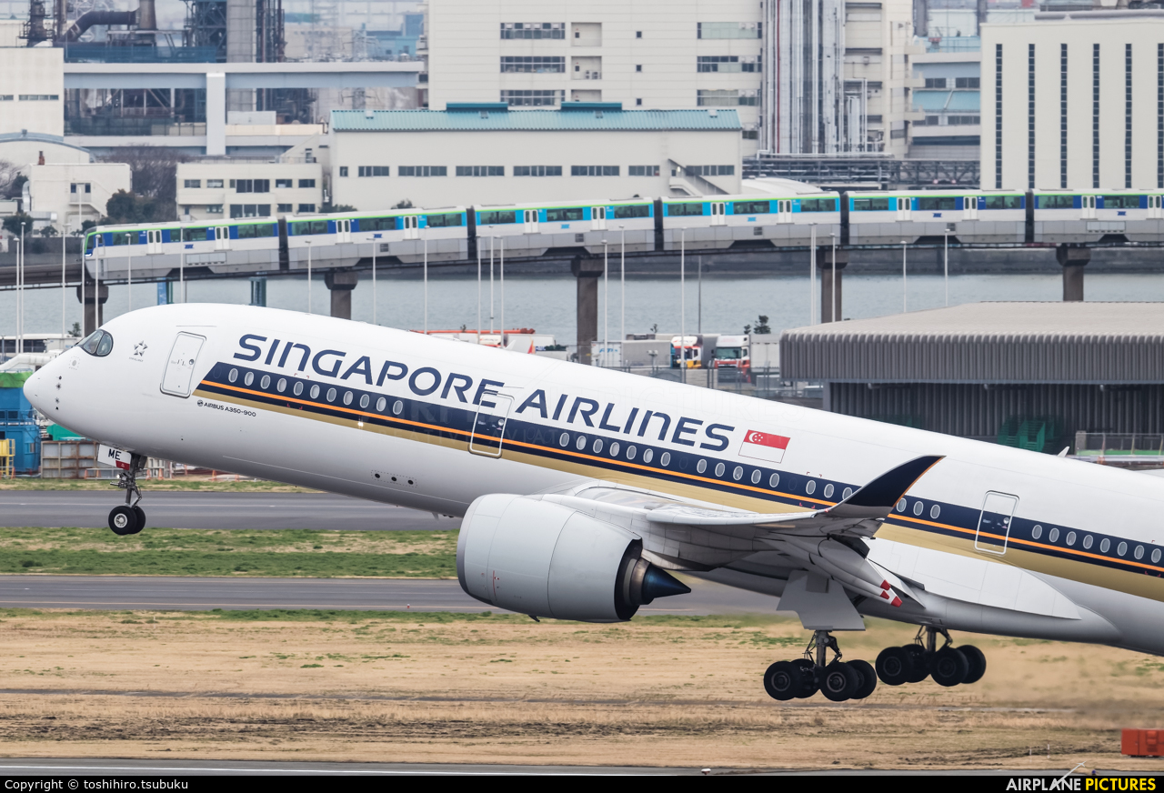 Singapore Airlines 9V-SME aircraft at Tokyo - Haneda Intl