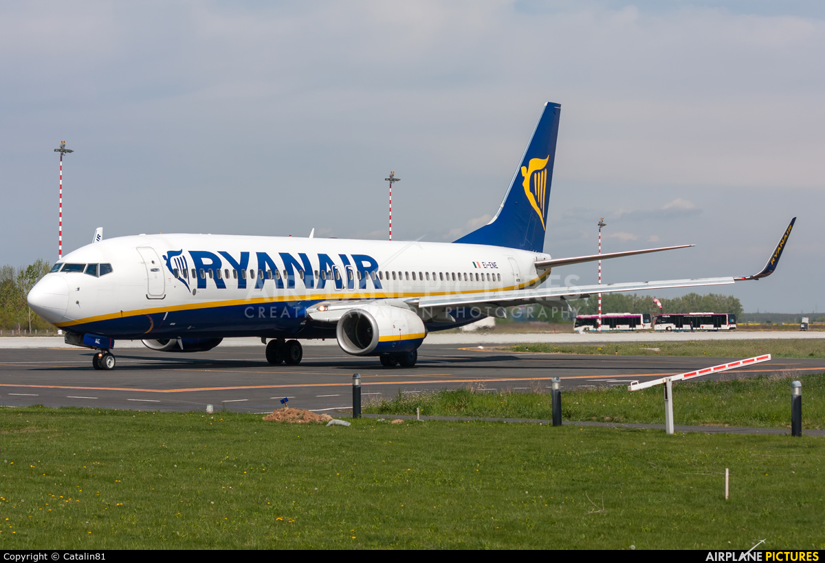 Ryanair EI-ENE aircraft at Craiova