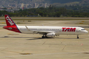 PT-MXN - TAM Airbus A321