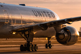 N225UA - United Airlines Boeing 777-200ER