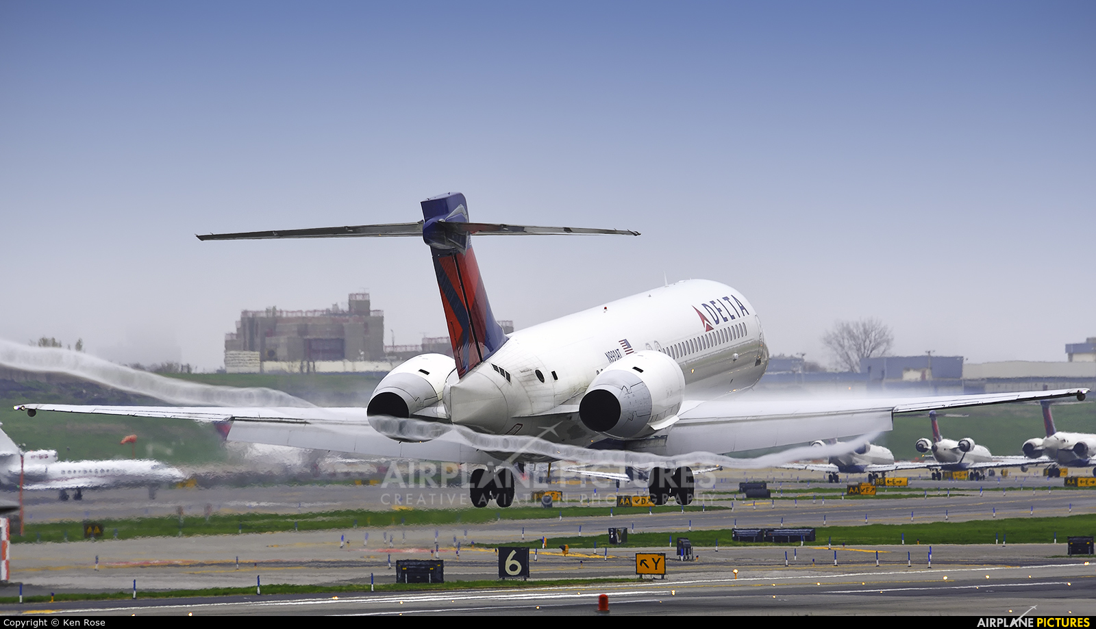 Delta Air Lines N991AT aircraft at New York - La Guardia