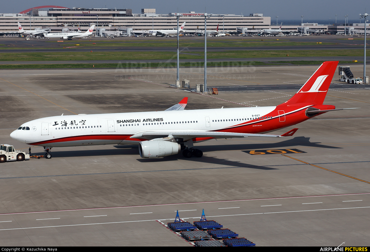 Shanghai Airlines B-6127 aircraft at Tokyo - Haneda Intl
