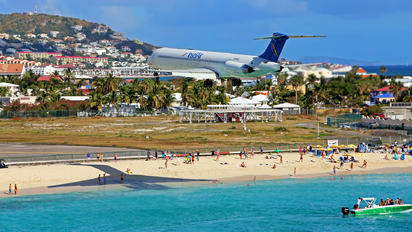 P4-MDD - Insel Air McDonnell Douglas MD-82