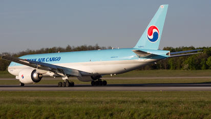 HL8043 - Korean Air Cargo Boeing 777F