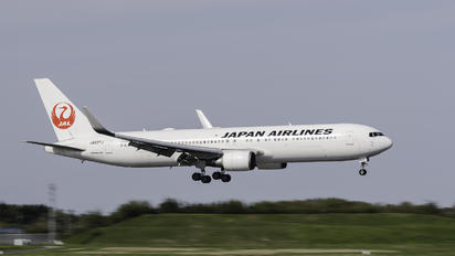 JA607J - JAL - Japan Airlines Boeing 767-300ER
