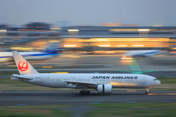 JA772J - JAL - Japan Airlines Boeing 777-200