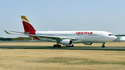 EC-MNK - Iberia Airbus A330-200 Prestige