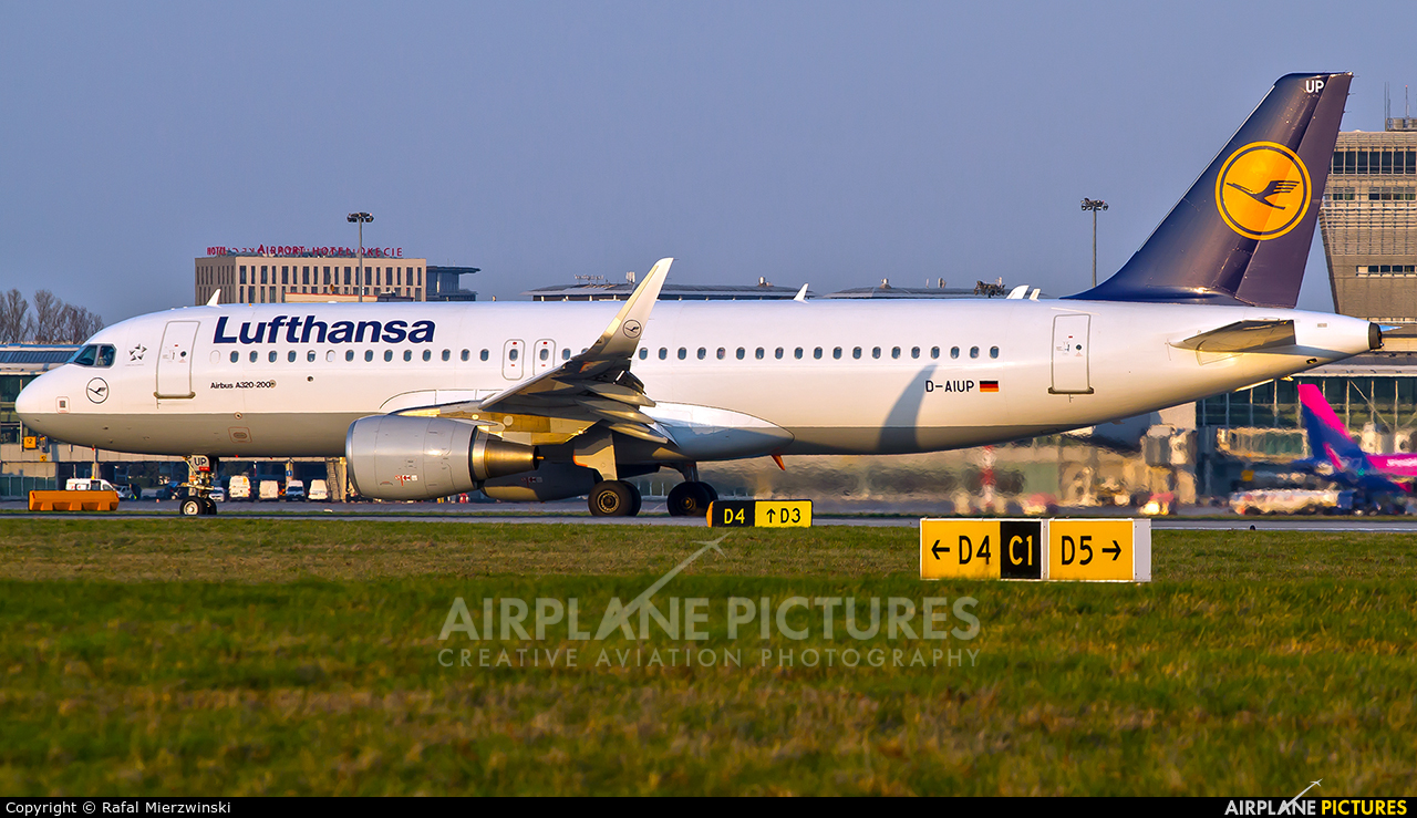 Lufthansa D-AIUP aircraft at Warsaw - Frederic Chopin