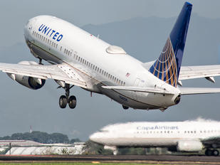 N14228 - United Airlines Boeing 737-800