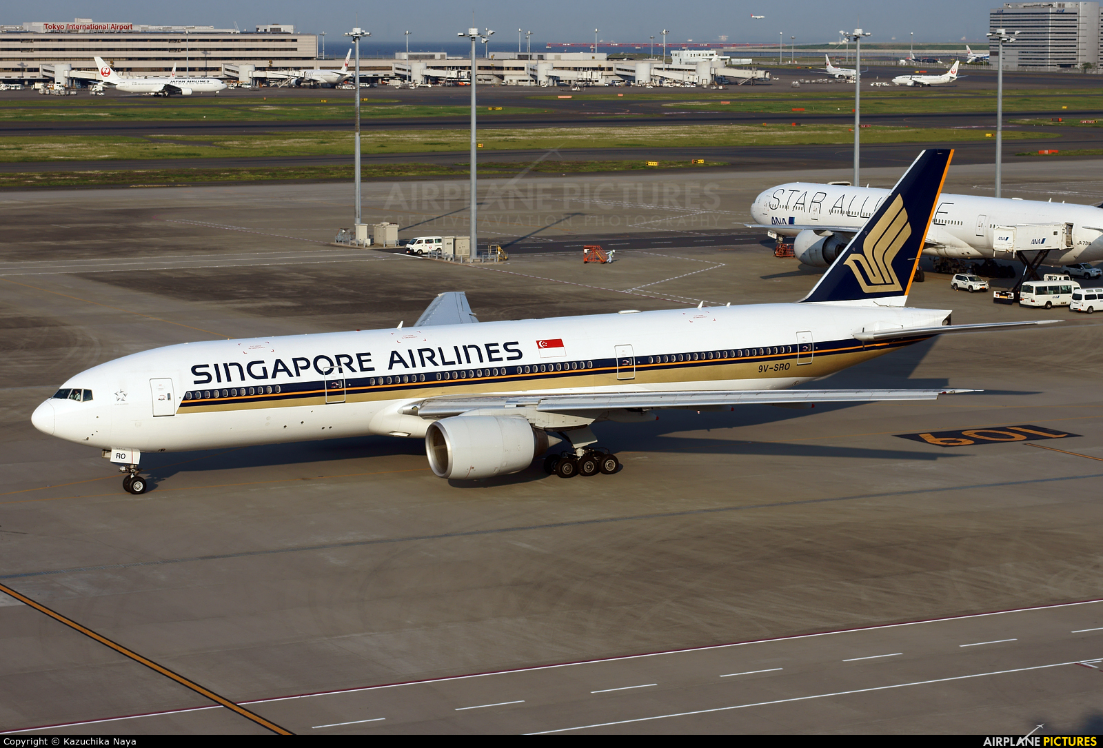 Singapore Airlines 9V-SRO aircraft at Tokyo - Haneda Intl