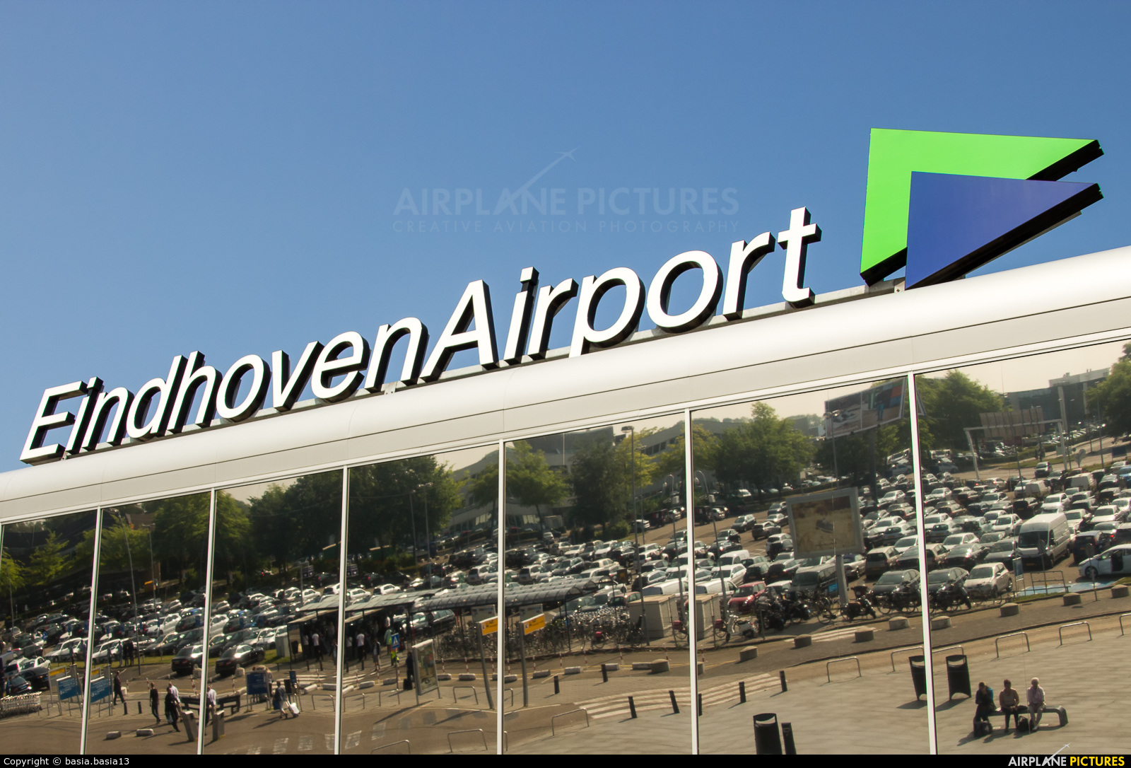 - Airport Overview - aircraft at Eindhoven