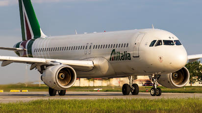 EI-DSV - Alitalia Airbus A320