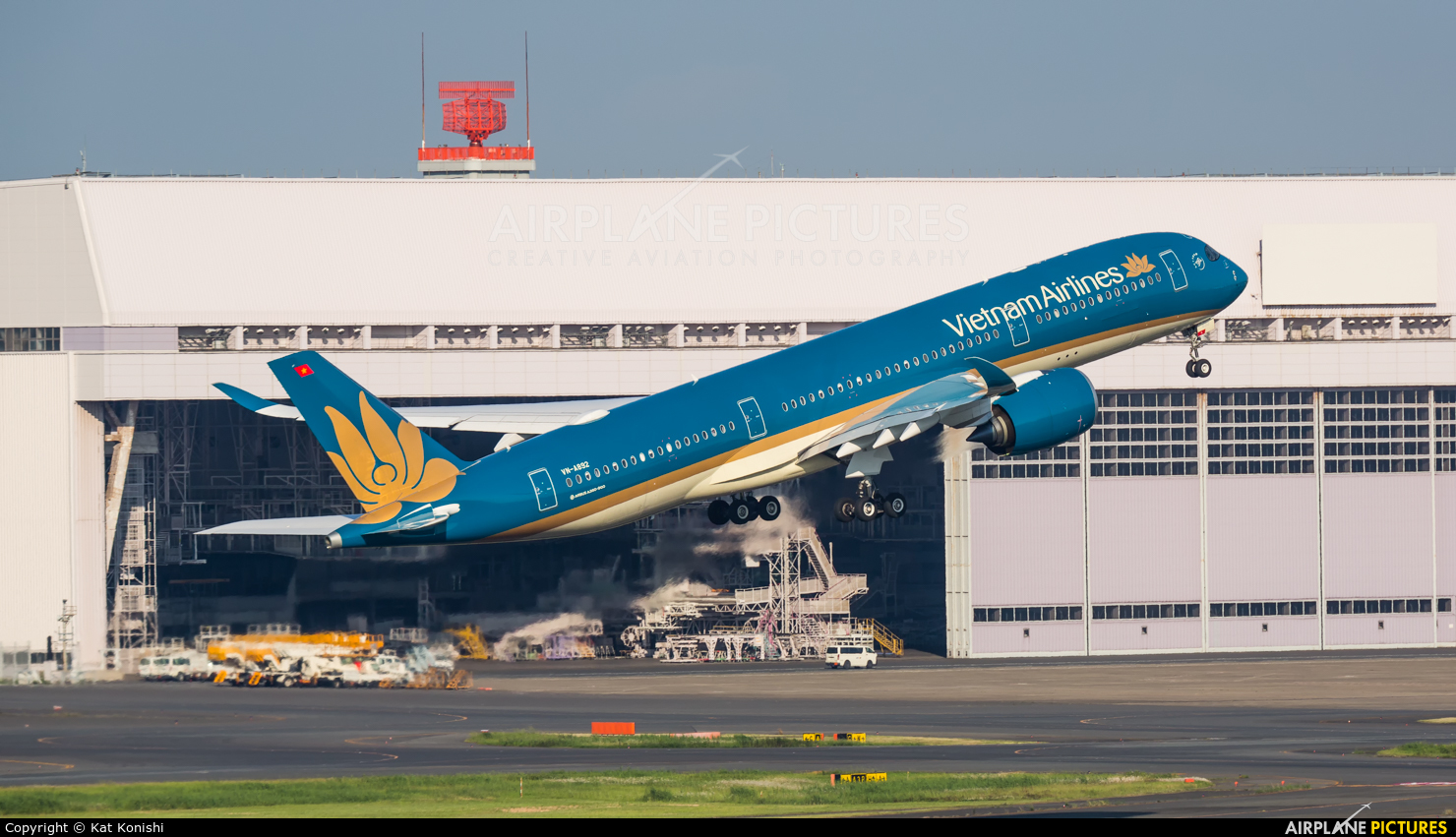 Vietnam Airlines VN-A892 aircraft at Tokyo - Haneda Intl