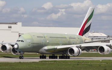 A6-EUW - Emirates Airlines Airbus A380