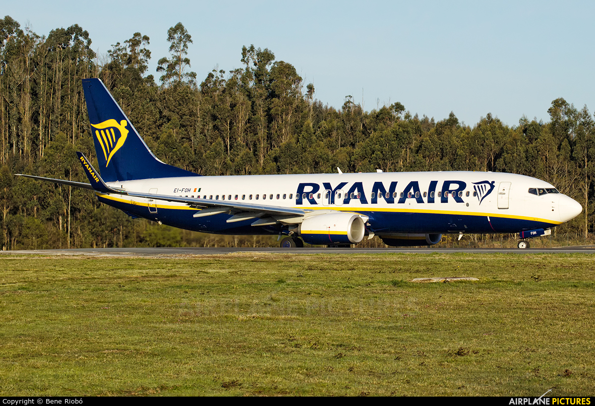 Ryanair EI-FOH aircraft at Santiago de Compostela