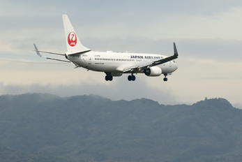 JA322J - JAL - Japan Airlines Boeing 737-800