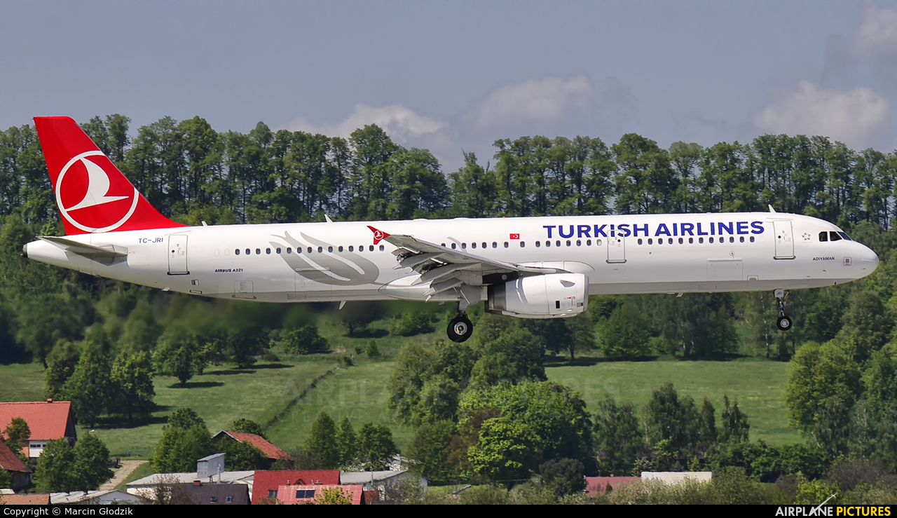 Turkish Airlines TC-JRI aircraft at Kraków - John Paul II Intl