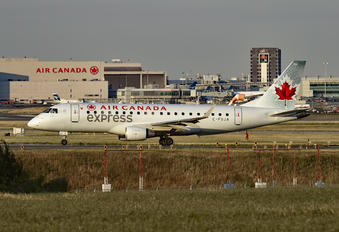 C-FUJA - Air Canada Express Canadair CL-600 CRJ-700