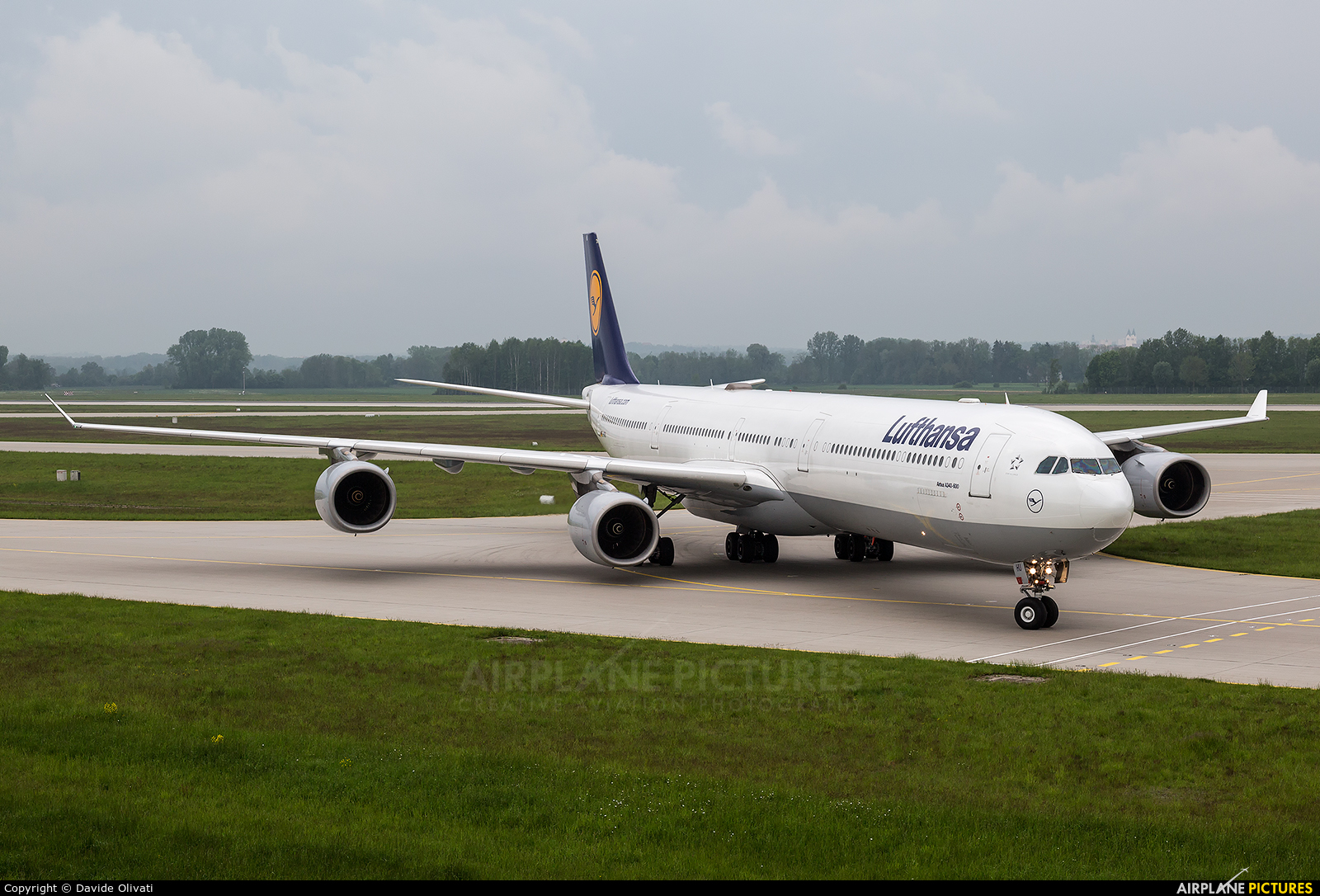 Lufthansa D-AIHU aircraft at Munich