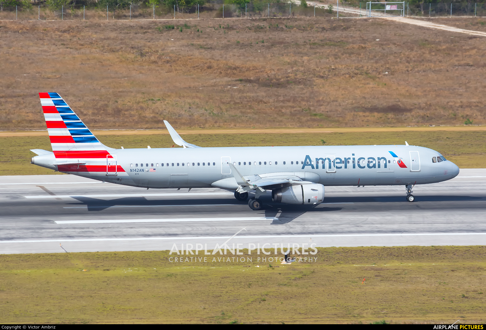 American Airlines N142AN aircraft at Cancun Intl