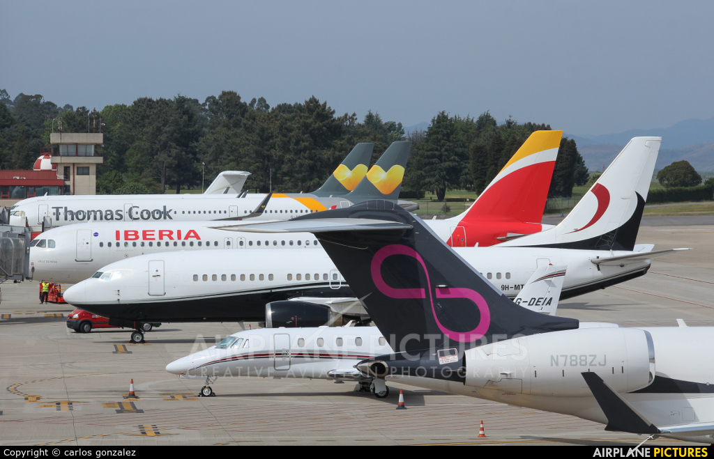 - Airport Overview - aircraft at Vigo