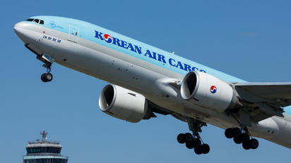 HL8252 - Korean Air Cargo Boeing 777F