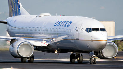 N24211 - United Airlines Boeing 737-800