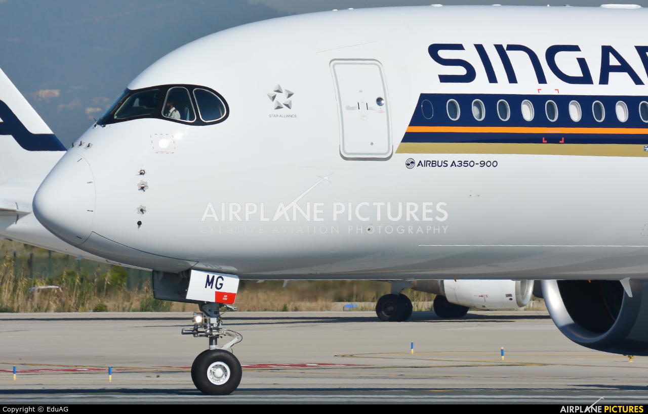 Singapore Airlines 9V-SMG aircraft at Barcelona - El Prat