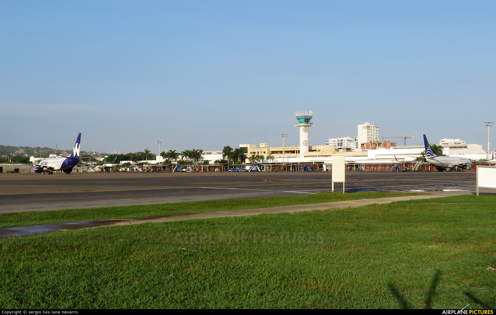 - Airport Overview - aircraft at Cartagena - Rafael Núñez