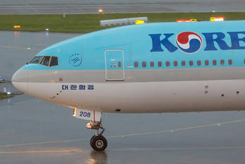 HL8208 - Korean Air Boeing 777-300ER