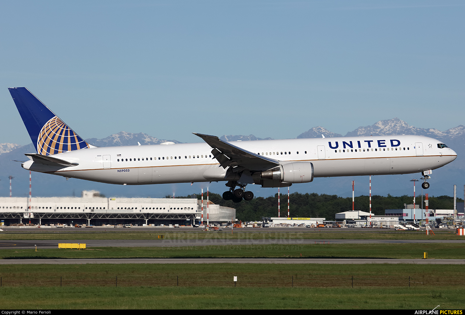 United Airlines N59053 aircraft at Milan - Malpensa
