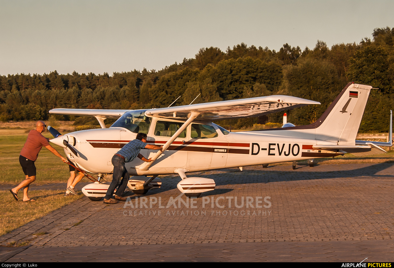 Private D-EVJO aircraft at Uelzen