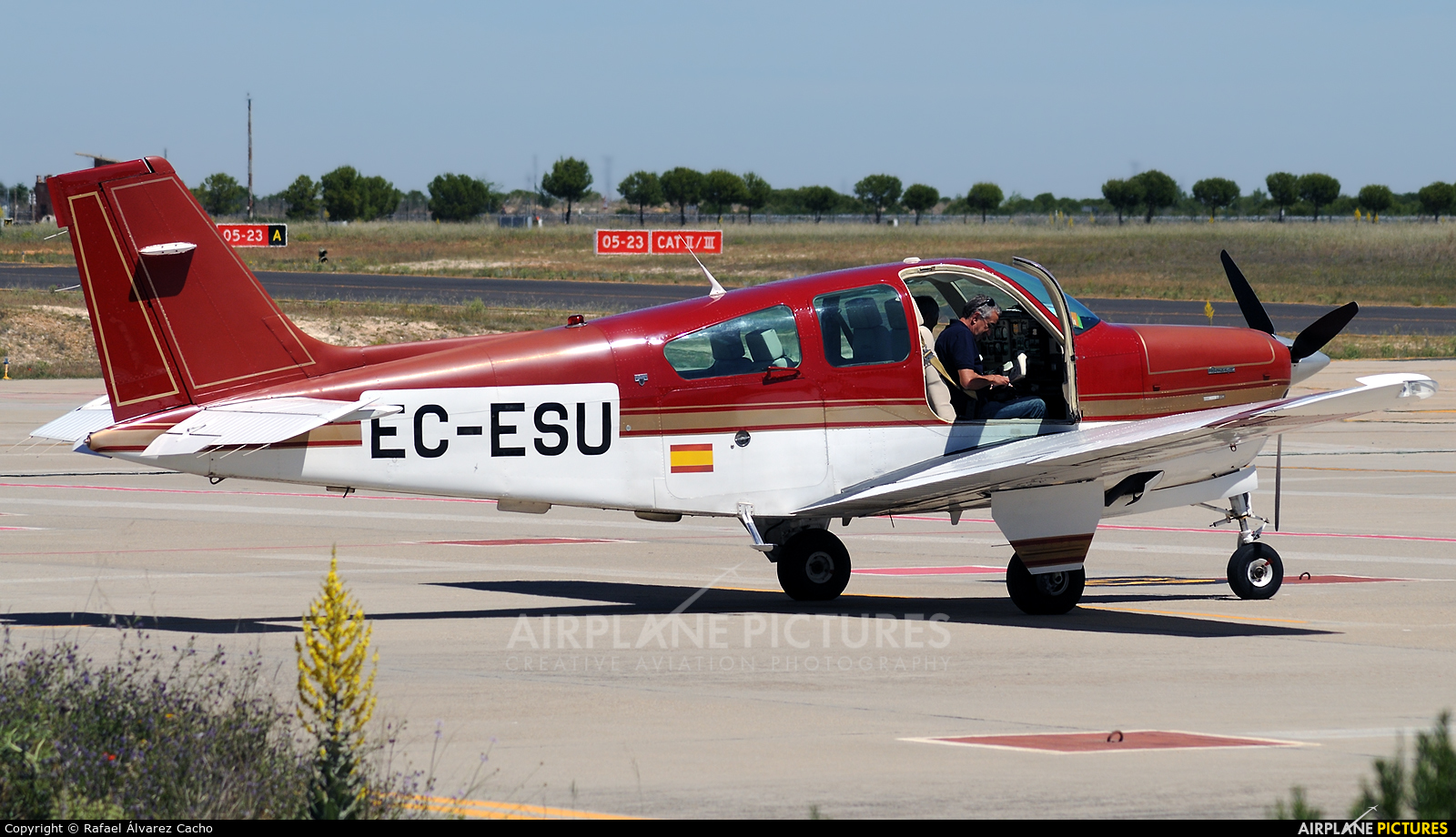 Private EC-ESU aircraft at Valladolid - Villanubla
