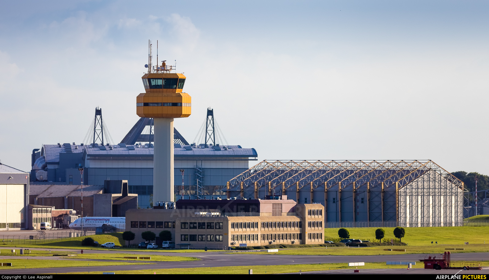 - Airport Overview - aircraft at Hamburg - Fuhlsbüttel