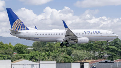 N76254 - United Airlines Boeing 737-800