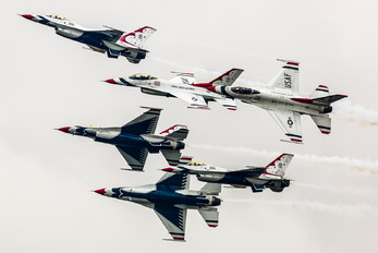 - - USA - Air Force : Thunderbirds General Dynamics F-16C Fighting Falcon