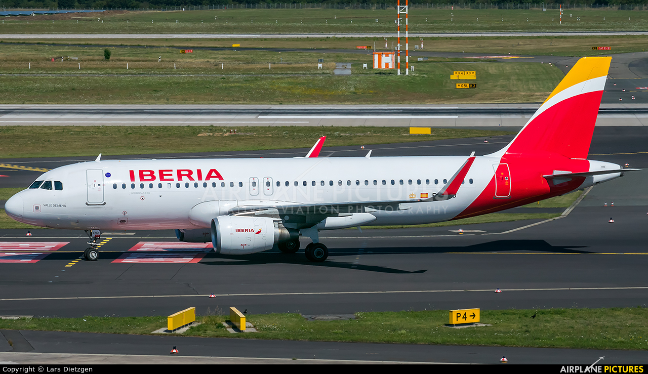 Iberia EC-LVD aircraft at Düsseldorf