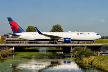 N1609 - Delta Air Lines Boeing 767-300ER