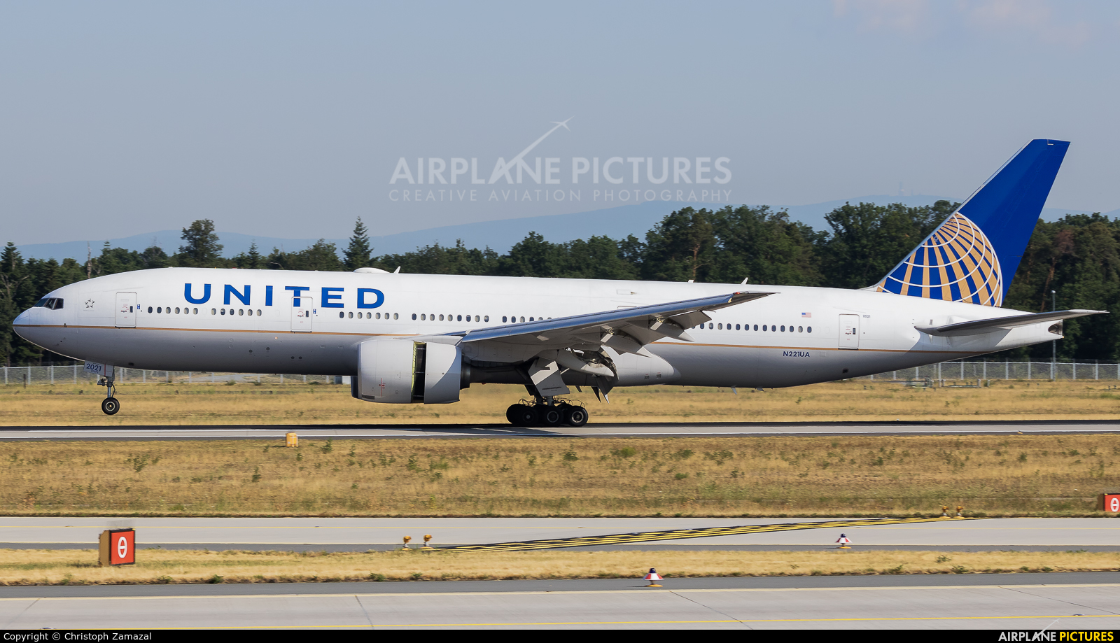 United Airlines N221UA aircraft at Frankfurt