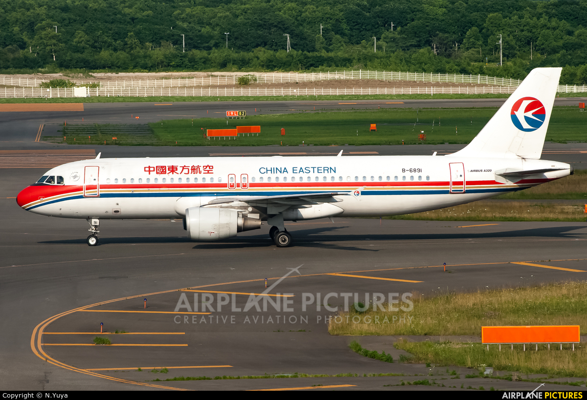 China Eastern Airlines B-6891 aircraft at New Chitose