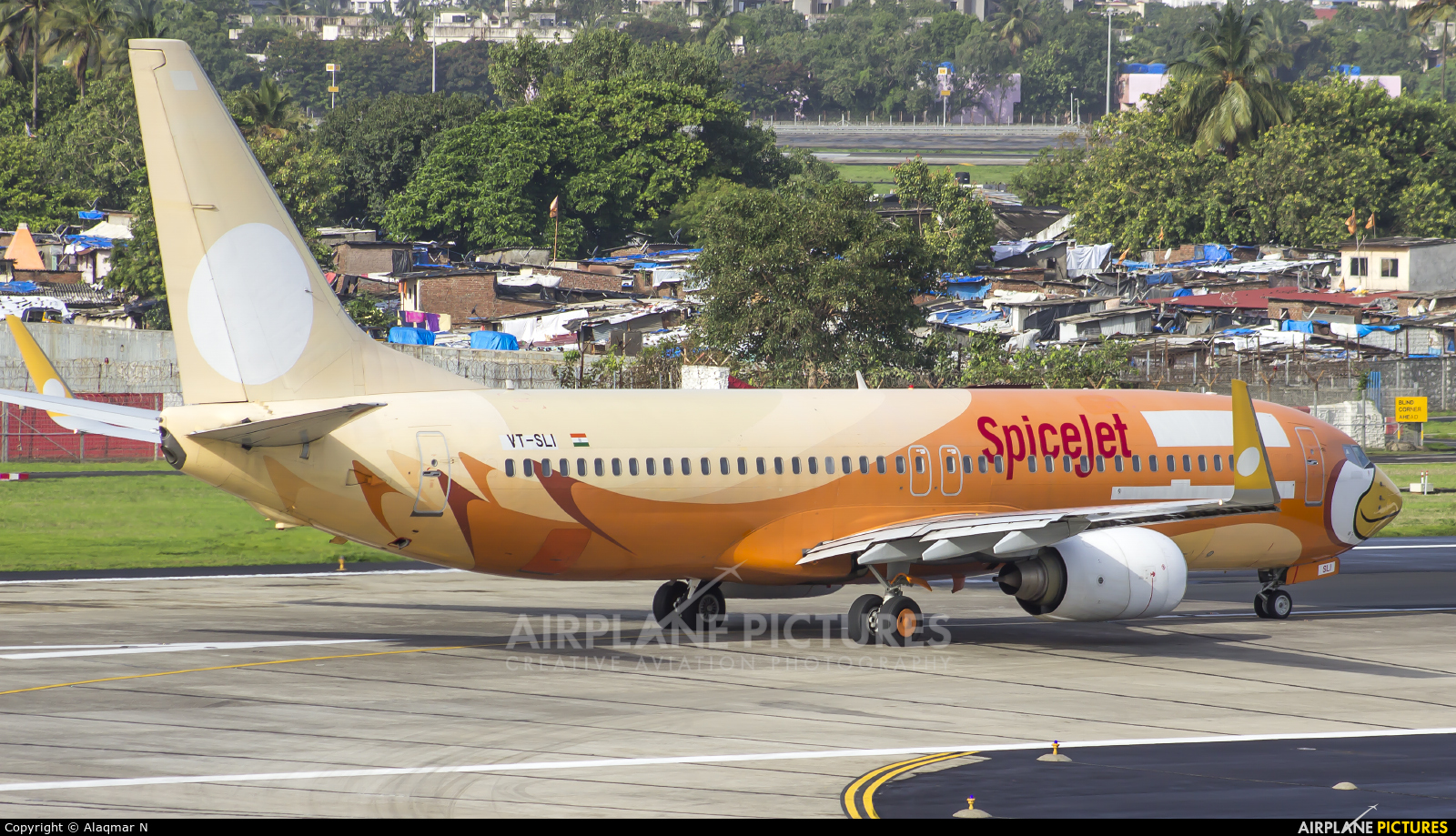 SpiceJet VT-SLI aircraft at Mumbai - Chhatrapati Shivaji Intl