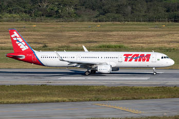 PT-XPI - TAM Airbus A321